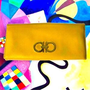 🚨 Ferragamo Long Wallet EUC